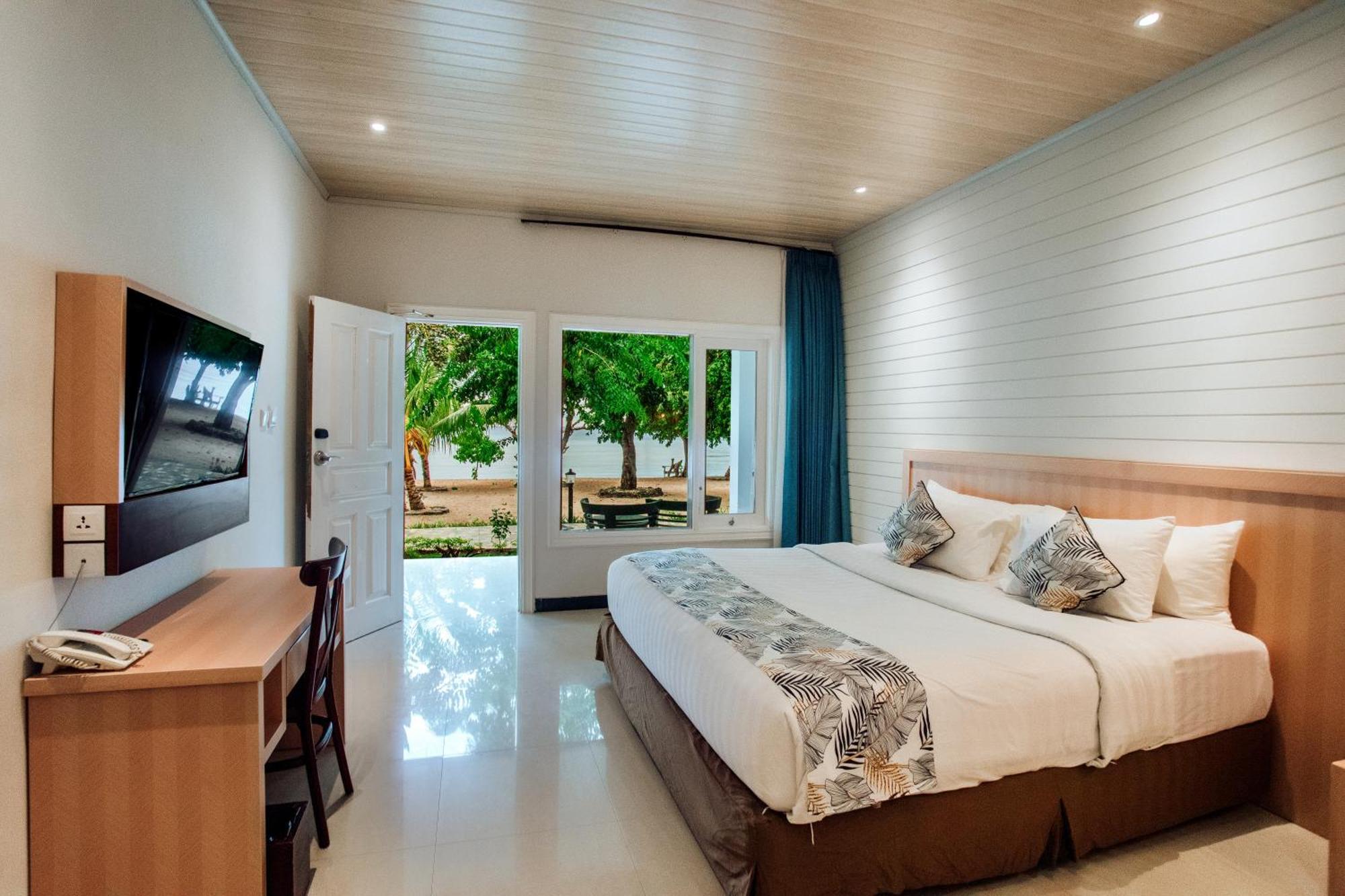 Sylvia Hotel & Resort Komodo Лабуан-Баджо Екстер'єр фото