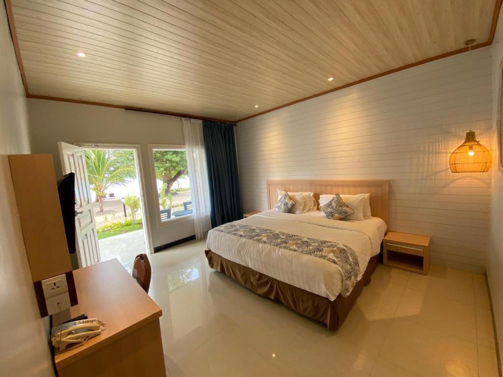 Sylvia Hotel & Resort Komodo Лабуан-Баджо Екстер'єр фото